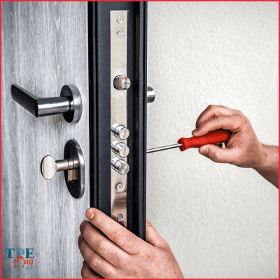 C’est le plombier... et le serrurier